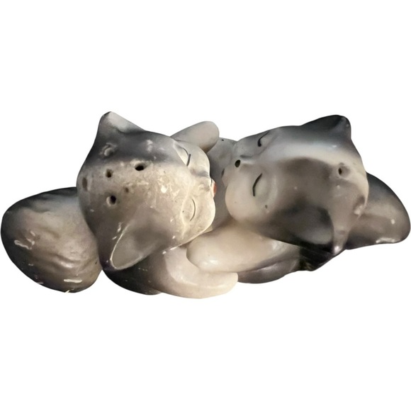 Vintage Ceramic Kissing Skunk Salt & Pepper Shakers Gray & White Kitschy Retro - Picture 5 of 12